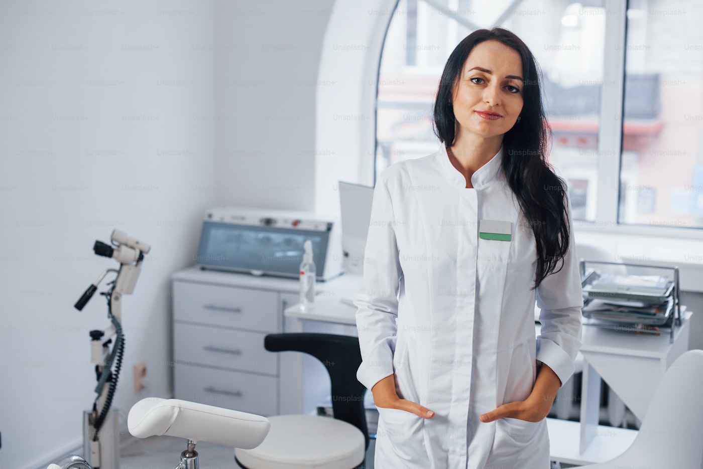 Dra. Camila Duarte, dentista da Vitta Odontologia, sorrindo em consultório moderno